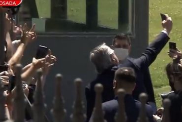 ¿FARANDULERO? “Solo le importa la propaganda”: Argentinos estallan a Alberto Fernández por tomarse selfies en el velorio de Maradona