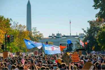 ¡VEA! En Washington salieron a las calles a celebrar luego de que los medios declararan a Biden como ganador (+Imágenes)