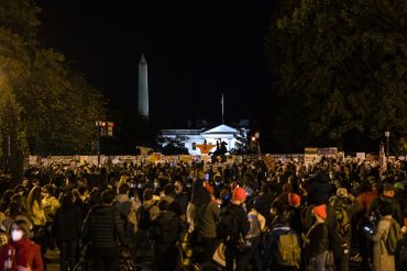 ¡TENSIÓN! Personas comienzaron a concentrarse en los alrededores de la Casa Blanca a la espera de los resultados de las elecciones (+Videos)