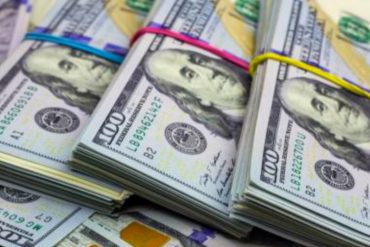 ¡DEBE SABER! Empresas pagan hasta 7% de comisión para cambiar dólares en efectivo por transferencias a cuentas extranjeras