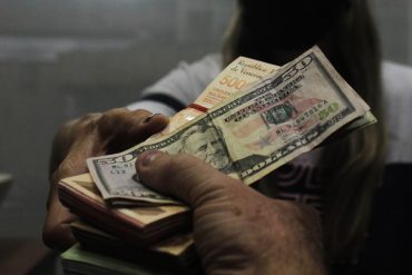 ¡ASÍ LO DIJO! Ministra de comercio del régimen llama a la población depositar sus dólares a la banca nacional: “Los comercios están usando una tasa no oficial”