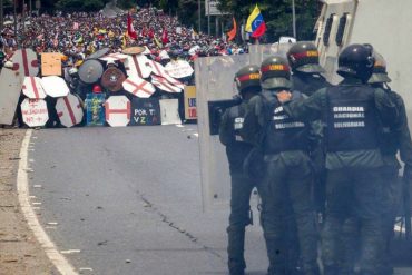 ¡MIRE! “Que nunca nadie diga que no lo intentamos”: las fotos sobre protestas en Venezuela que se hicieron virales, a propósito de la renuncia de Merino