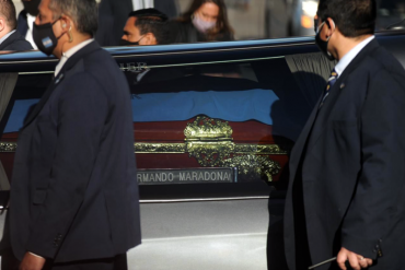 ¡ASÍ LO DIJO! “No aparecen”: lo que reveló la funeraria sobre los hombres que se tomaron fotos junto al cadáver de Maradona