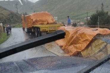 ¡LE CONTAMOS! Gandola cargada de harina se volteó en Mérida y habitantes ayudaron a transbordar la carga a otro vehículo: “Así se construye un país”