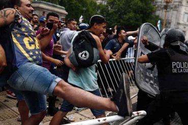 ¡LO ÚLTIMO! Reportan situación “fuera de control” en la Casa Rosada tras ordenarse el cierre de acceso al féretro de Maradona: hay varios heridos (+Videos)