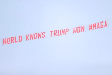 ¡SE LO MOSTRAMOS! «El mundo sabe que Trump ganó»: La pancarta que fue desplegada sobre el cielo de Liverpool antes de un partido de la Premier League (+Video)