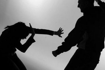 ¡DEPRAVADO! Hombre golpeó y amenazó con abusar sexualmente de su hermana y sobrina en Carapita: “Le tocó sus partes íntimas”