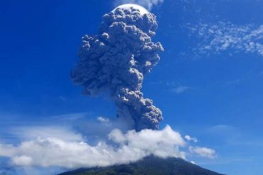 ¡ATENCIÓN! Evacúan a más de 4.000 personas en Indonesia por la erupción del volcán Lewotolo