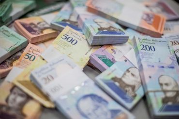 ¡SOLO EN REVOLUCIÓN! EFE: El bolívar se devaluó 1,3% frente al dólar cada 24 horas en los primeros 30 días de 2021 (la divisa estadounidense se encareció 64,02% en el mismo período)