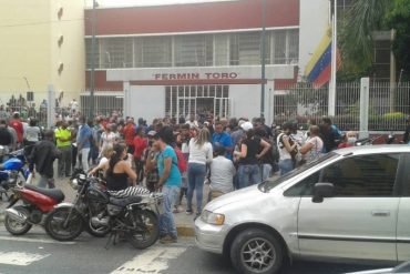 ¡VEA! Decenas de empleados públicos en Caracas amanecieron esperando su “combo hallaquero” este #24Dic (+Fotos) (+Video)