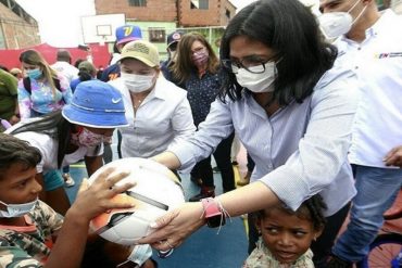 ¡VEA! Delcy Rodríguez repartió juguetes en la Cota 905 este #23Dic para llevar “el mensaje del presidente de alegría” (+Video) (+Fotos)