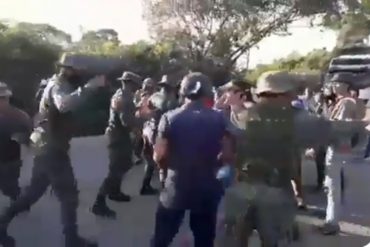 ¡SE CANSARON! Ciudadanos se fueron a los golpes con funcionarios de la GNB por abusos cometidos en estación de gasolina en Barinas (+Video)