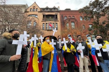 ¡INDIGNADOS! Venezolanos protestaron frente a Embajada de Trinidad y Tobago en EEUU para denunciar “complicidad” con Maduro y condenar naufragio en Güiria (+Fotos)