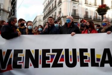 ¡DEBES VERLO! Con el lema “alza tu voz contra Maduro” venezolanos en Madrid protestaron contra las falsas parlamentarias (+Videos)