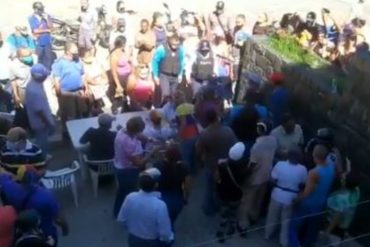 ¡LE MOSTRAMOS! El momento en un grupo de simpatizantes del chavismo intentó “desalojar” un punto de la consulta popular en Catia La Mar (+Video)