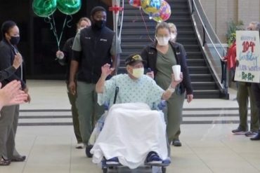 ¡AQUÍ LO TIENE! Veterano de guerra de 104 años venció el COVID-19 y salió a tiempo para celebrar su cumpleaños (video conmovedor)