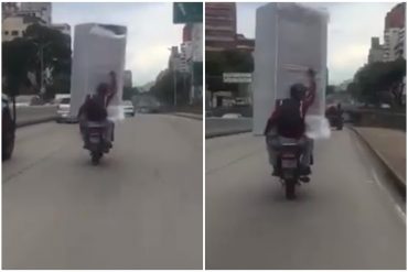 ¡AQUÍ LO TIENE! Se hizo viral video que muestra el traslado de una nevera en una moto (se desplazaban por avenida de Caracas) (+Video)