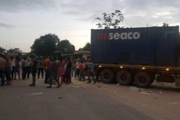 ¡EL HOMBRE NUEVO! Saquearon una gandola que transportaba juguetes y cajas del CLAP en Zulia este #19Dic: participaron alrededor de 400 personas