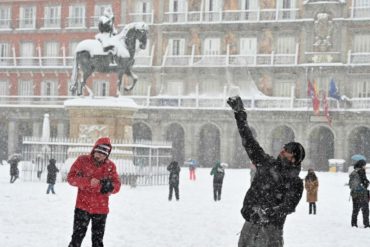 ¡LE CONTAMOS! Policía española tuvo que intervenir para poner freno a guerras con bolas de nieve y desórdenes por nieve en las calles (+Videos)