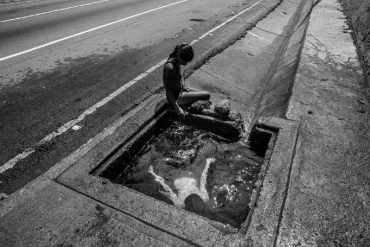 ¡LE MOSTRAMOS! Crisis del agua: fotógrafo colombo-venezolano Miguel Gutiérrez ganó premio por retratar a niños bañándose en una alcantarilla