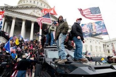 ¡VEA! Un hombre portaba una bandera de Venezuela durante protestas en el Capitolio de EEUU