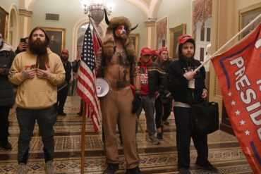 ¡TE LO CONTAMOS! Quién es Jake Angeli, el activista disfrazado de guerrero sioux que irrumpió en el Capitolio de EEUU (Cree en una teoría que involucra a Obama y Hillary Clinton)