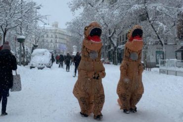 ¡TIENE QUE VERLAS! Gente esquiando, bailando “Macarena” o disfrazada de dinosaurio, Pikachu o princesas de Frozen: Las insólitas imágenes de la nevada en Madrid (+Videos)