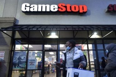 ¡SE LO EXPLICAMOS! Caso GameStop: el escándalo por la suspensión de compra de acciones tras la histórica movida de cientos de usuarios de Reddit (+Detalles de la novela)