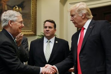 ¡LE CONTAMOS! Aseguran que líder republicano Mitch McConnell no convocará al Senado para juicio político contra Trump, pero cree que se lo merece