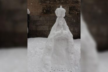 ¡HERMOSA! Venezolano hizo una escultura de hielo de la Virgen del Valle con nieve en Madrid y generó furor en redes: “Hice una Vallita de nieve gigante”