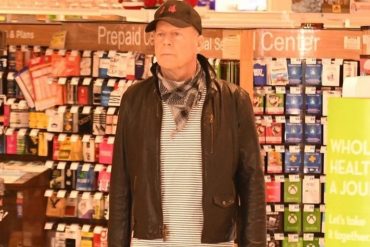 ¡DURO DE… TAPAR! A Bruce Willis lo sacaron de una farmacia porque se negó a usar mascarilla