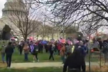 ¡LO ÚLTIMO! Caos cerca del Capitolio: Policía federal disuadió con bombas a seguidores de Trump que derribaron vallas de seguridad (+Videos)