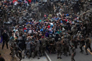 ¡LE CONTAMOS! Guatemala reprime violentamente a caravana de migrantes hondureños que intentaba llegar a México