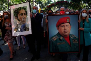 ¡TREMENDO SHOW! Oficialismo regresó los cuadros de Simón Bolívar y Chávez a la sede del Palacio Federal Legislativo (+Fotos y videos)