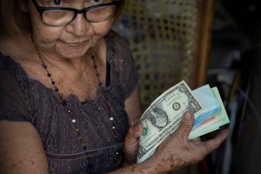 Impuesto a pagos en divisas genera inquietud en venezolanos: “Lo que uno gana no alcanza para nada”