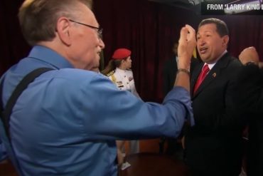 ¡AQUÍ LO TIENE! El día en el que Larry King cantó rancheras con Hugo Chávez antes de una entrevista para CNN (+Video)