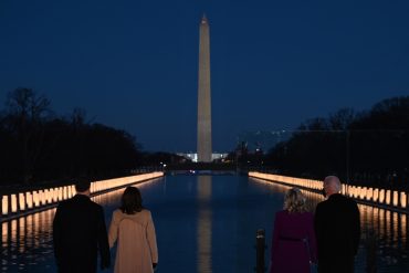 ¡SENTIDO! Un día antes de la investidura: Joe Biden y Kamala Harris rindieron homenaje a los fallecidos por covid-19 en EEUU (+Videos)