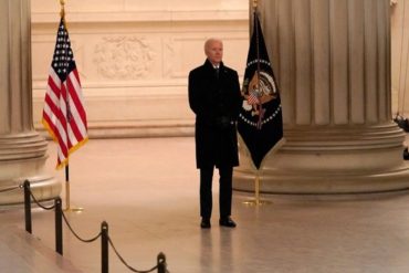 ¿Y ENTONCES? Biden contradice su propia orden ejecutiva de usar tapabocas en propiedad federal y no utilizó una mientras visitaba el Lincoln Memorial (+Video)