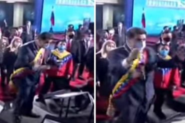 ¡PÍLLALO! «Ni Chávez se atrevió a tanto»: El momento en el que Maduro se lanzó una de «director de orquesta» durante la apertura del Año Judicial 2021 (+Video + sin temor al ridículo)