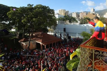 ¡CUÁNTO DESCARO! Maduro permitió una descomunal aglomeración en el Palacio de Miraflores sin importar repunte de casos de covid-19