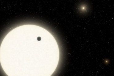 ¡SEPA! La NASA reveló la existencia de un nuevo planeta gigante que orbita una estrella en un sistema triple: “Este es muy especial”