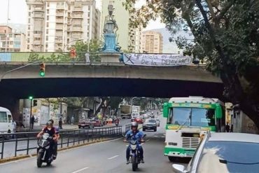 ¡VEA! “En el 4F inicia el asesinato de la democracia”: la contundente pancarta que amaneció a metros de Miraflores este #4Feb