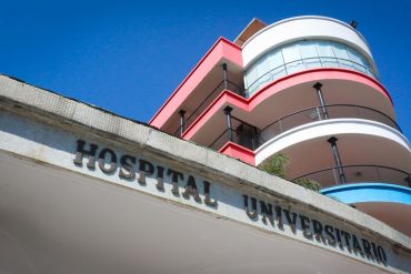 ¡MUY GRAVE! “Se acabaron las vacunas y mucho personal no recibió la primera dosis”: la denuncia que hicieron trabajadores del Hospital Clínico Universitario