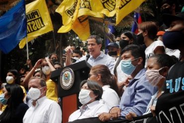 ¡FIRME! El retador mensaje de Guaidó al régimen: “Pueden amenazar con 200 años de cárcel y mostrar unas esposas, pero aquí estamos en una plaza”