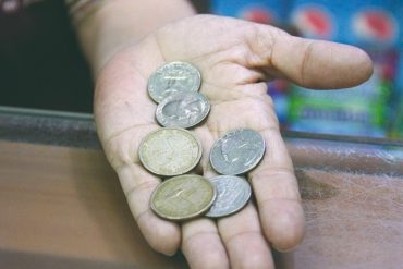 ¡LE MOSTRAMOS! La odisea del vuelto: dólares en monedas ya circulan en algunos comercios de Caracas mientras que los bolívares van desapareciendo