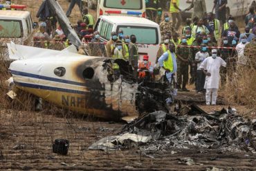 ¡LO ÚLTIMO! Un avión militar de pasajeros nigeriano se estrella en el aeropuerto de Abuja