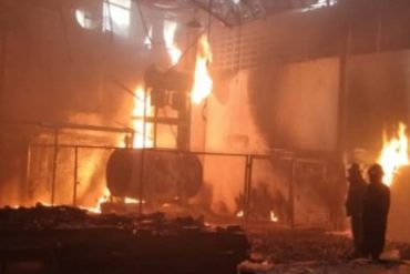 ¡LAMENTABLE! Reportan incendio de gran magnitud en galpón de empresa de innovación y tecnología en Carabobo este #22Feb