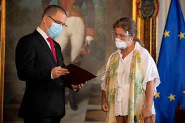 ¡VÉALO! El momento en que Jorge Arreaza entregó a la embajadora Isabel Brilhante Pedroza una carta de persona non grata (+Video)