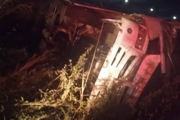 ¡VEA! Dos muertos y 16 heridos tras vuelco de un autobús de transporte de la CVG