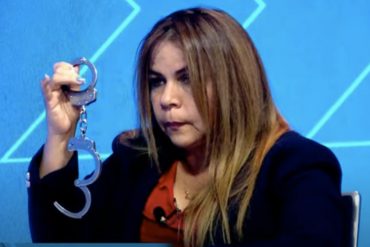 ¡AMÁRRENLA! «Donde lo vea, lo voy a detener, y lo pongo a la orden de la autoridad»: La nueva amenaza de Iris Varela contra Guaidó (mostró las esposas que le va a poner) (+Video)